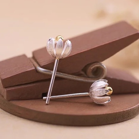 ◾️925 Sterling Silver Small Lotus Flower Stud Earrings - Picture 4 of 4
